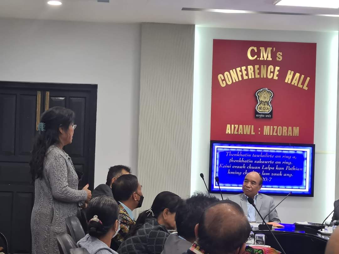 ActivistLittle's tweet photo. Chin Region PM Salai Lian Luai [NLD] met with Indian Mizoram PM Indo Pu Zoramthanga on Dec 13 and promised to #HelpMyanmarIDPs, according to Sagaing Region MP's Daw Thant Wai Kyaw [NLD].

#Dec15Coup #TakeAction_NoMoreWords #WhatsHappeningInMyanmar https://t.co/dpm3iqndpj