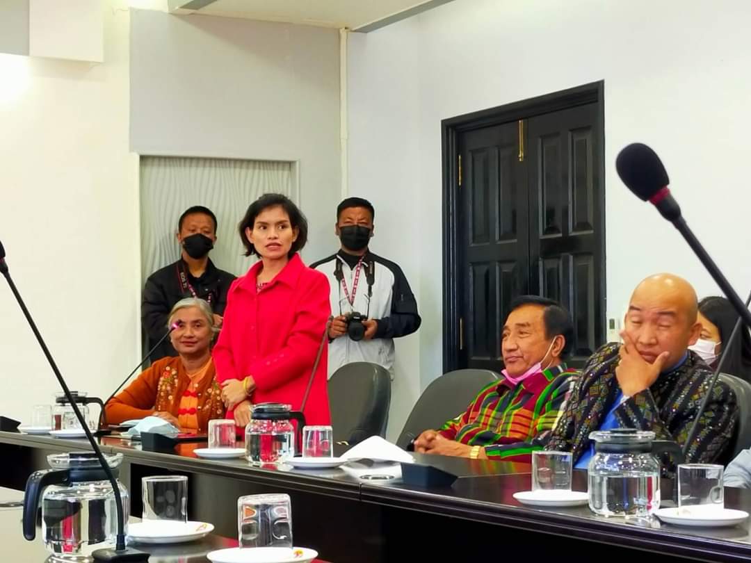 ActivistLittle's tweet photo. Chin Region PM Salai Lian Luai [NLD] met with Indian Mizoram PM Indo Pu Zoramthanga on Dec 13 and promised to #HelpMyanmarIDPs, according to Sagaing Region MP's Daw Thant Wai Kyaw [NLD].

#Dec15Coup #TakeAction_NoMoreWords #WhatsHappeningInMyanmar https://t.co/dpm3iqndpj