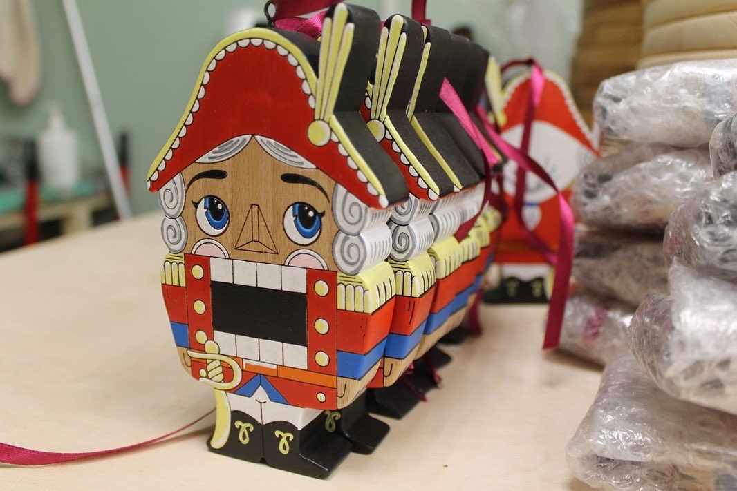 🎄 Запасы деревянных Щелкунчиков в мастерской игрушек Андрея Дорохова из Пестравки к Новому году начинают пополнять еще летом. Зимой спрос на сказочного героя растет, и к этому надо быть готовыми, поясняют на производстве.
<a href="/m_r_Pestravsky/">Администрация муниципального района Пестравский</a> #АгроИнформ