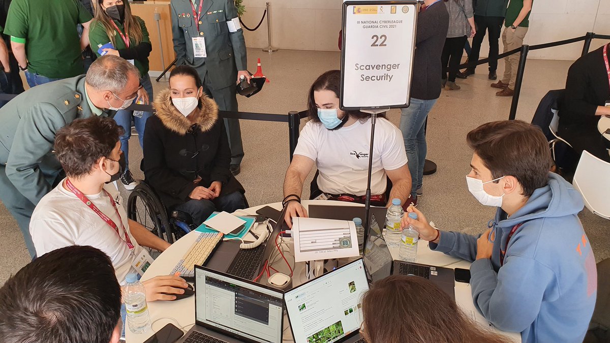 La madrina de la segunda edición de la #IIINationalCyberLeagueGC, <a href="/teresa_perales/">Teresa Perales PLY</a>, saluda a los equipos que están compitiendo en la #fasefinal y se interesa por el desarrollo de los retos.