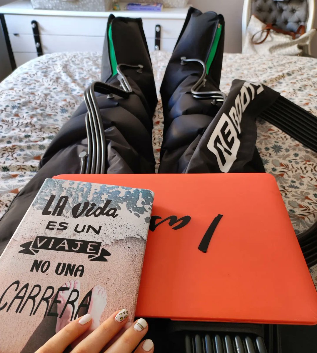 mimicostagudo's tweet photo. Mientras mis patitas recuperan las sesiones de π, aprovecho para planificar los entrenamientos mentalesπ§ de estas Navidades a mis deportistas π. Como veis lo del multitasking se puede llevar a niveles extremos. π
@recoveryboots
#recoveryiseverything #recoveryboots #reebots https://t.co/ISX4UIuH4M