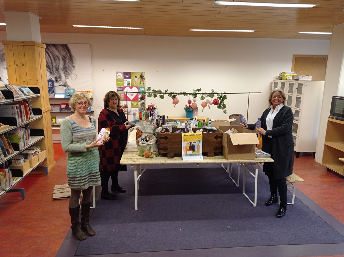Dank je wel 🙌🙌 aan iedereen die verzorgingsproducten heeft ingeleverd bij @)LimonadeBrigade Gorinchem en de bieb.

Vanochtend heeft Marielle van <a href="/Voedselbank/">Voedsel Bank</a> Gorinchem alles meegenomen om uit te reiken.