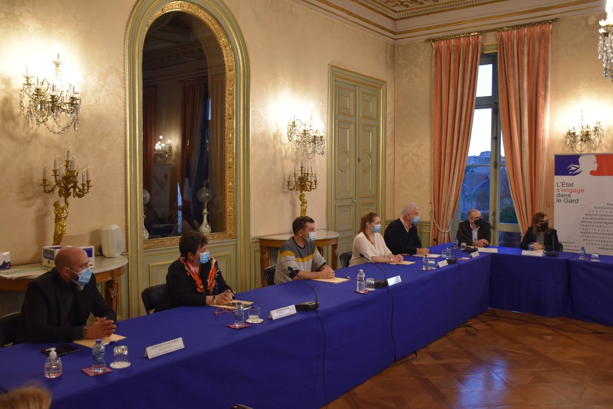 Signature par @Prefete30 de chartes inclusives avec 9 entreprises en présence de <a href="/FACEGard/">FACE Gard</a> <a href="/TPEPME30/">Gard Entreprises</a> <a href="/LeaderOccitanie/">Leader Occitanie</a>  qui en partenariat avec l’État, les entreprises et les acteurs de terrain s’unissent  pour l’emploi des personnes les plus vulnérables bit.ly/3EZWVsb