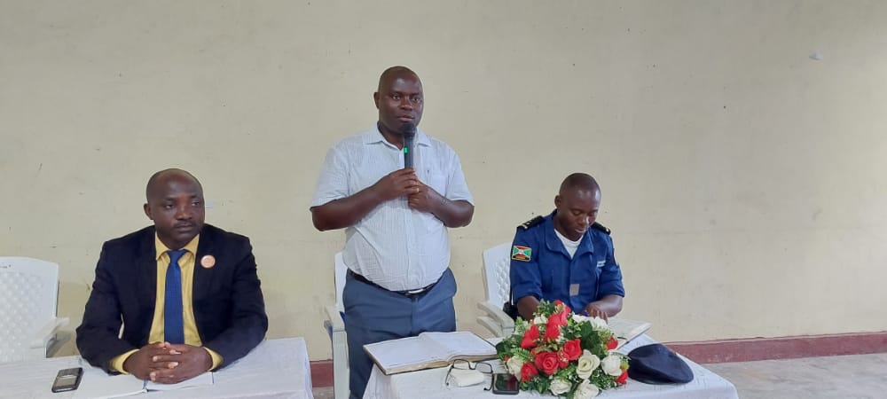 RumongeProvince's tweet photo. #Burundi Ds le cadre de se préparer pr les fêtes de fin d'année, le Gouverneur de la province Rge a tenu ce 15/12/21 une réunion de moralisation des propriétaires  des véhicules de transport rémunéré ainsi que les chauffeurs oeuvrant en province Rge.@NtareHouse @MininterInfosBi https://t.co/JwwNn5dHhT