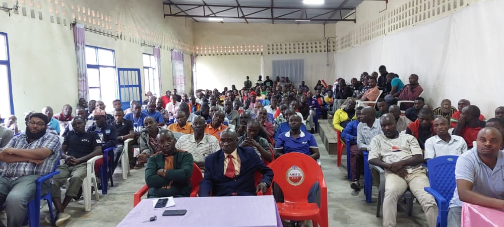 RumongeProvince's tweet photo. #Burundi Ds le cadre de se préparer pr les fêtes de fin d'année, le Gouverneur de la province Rge a tenu ce 15/12/21 une réunion de moralisation des propriétaires  des véhicules de transport rémunéré ainsi que les chauffeurs oeuvrant en province Rge.@NtareHouse @MininterInfosBi https://t.co/JwwNn5dHhT