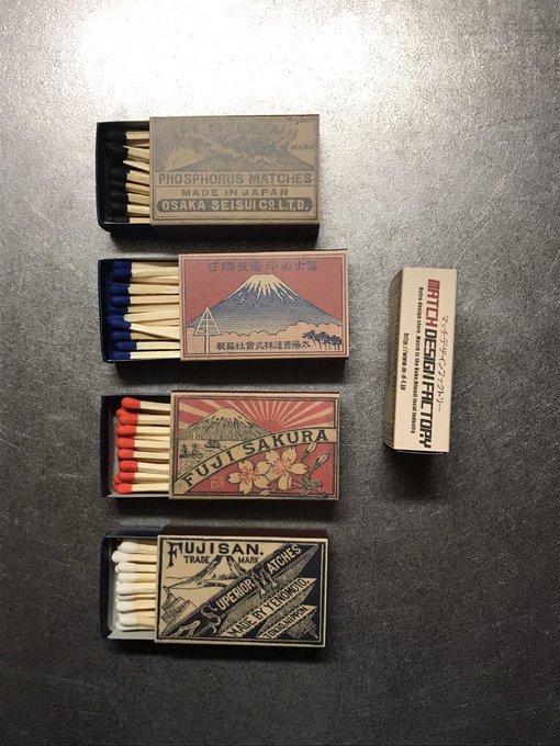 結構いい感じのレトロマッチは存在するが。マッチの頭が必ず黒いとは限らない。着火用ヤスリが1枚しか無い。黒頭マッチに入れ替えヤスリを切り取り移植する手もある? 