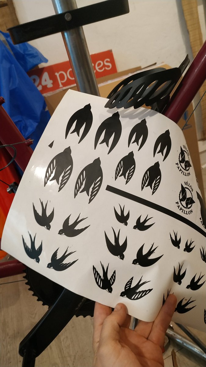 RustinGuidolin's tweet photo. Cintre, gaines et câbles posés.
Roue arrière presque prête.
Et 1er test de découpe de stickers vinyle assortis au porte-bidon hirondelle @portlanddesignw ! 🤩
C'est toi qui a les mêmes @RoxySka, non ?
Parce qu'il va sûrement me rester des stickers en rab... https://t.co/GXBoPxFdw0