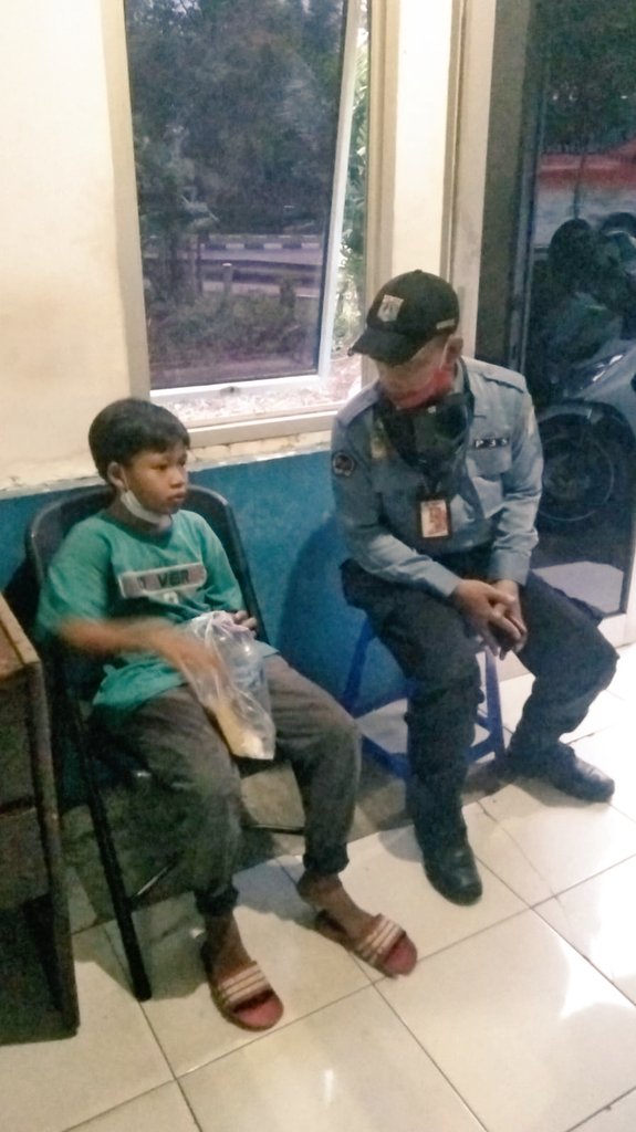TMCPoldaMetro's tweet photo. Ditemukan seorang anak di Simpang Halim Cawang  a/n Azam , Mengaku terpisah dengan orang Tuanya a/n  Sulaeman di sekitaran Pasar Minggu, Jaksel.

 Saat ini anak tersebut di amankan oleh Petugas Dinas Sosial  ( no HP : 0882 2384 3103 ). https://t.co/R1WITQgsZX