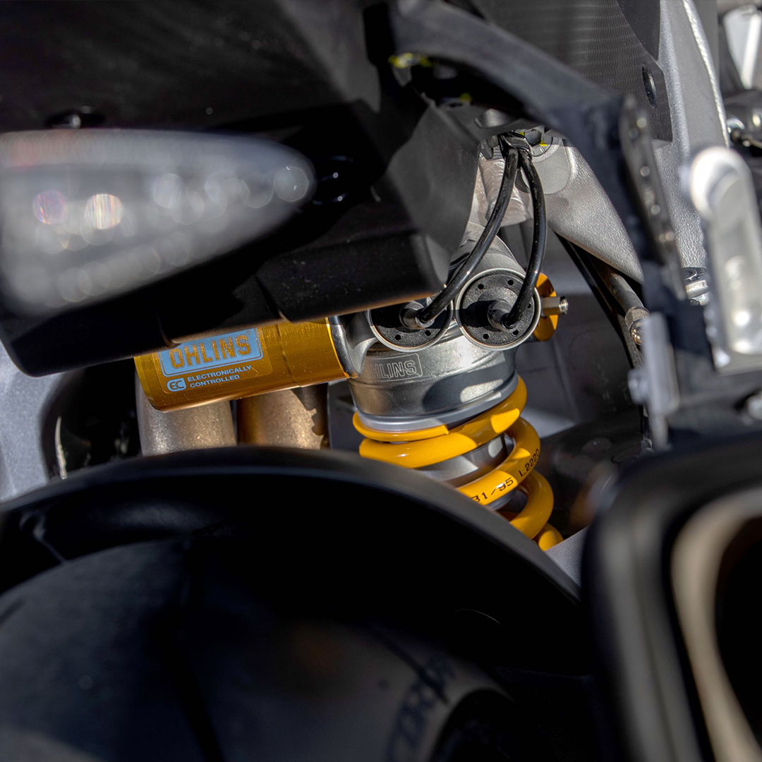 Coming soon 👀

Smart, sophisticated and fiesty... It's Ultra Dark 🖤

Scroll down to discover #TuonoV4Factory in its NEW black and gold livery ⚡ 

'Share' this with a friend if you love this colour 🤩