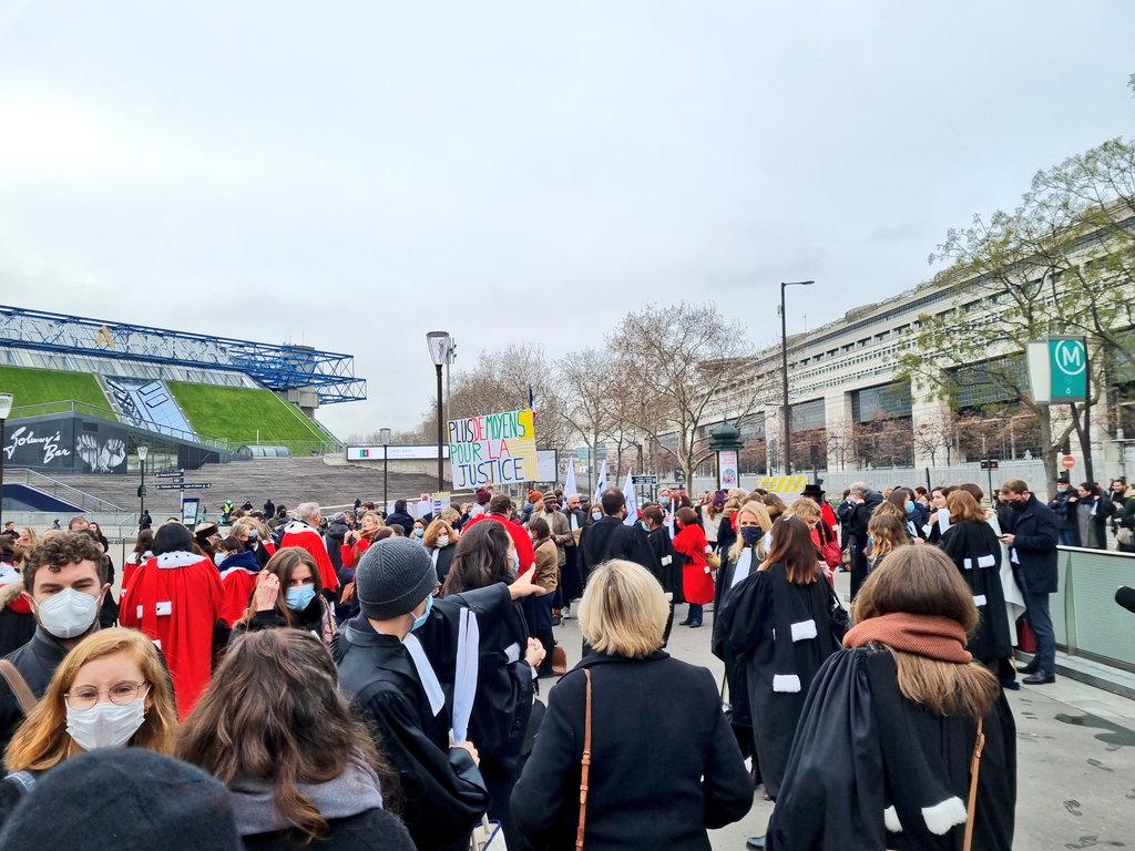 Ugobernalicis's tweet photo. Une mobilisation impressionnante des magistrats rejointe par les avocats et les greffiers pour dénoncer une justice déshumanisée qui maltraite et qui manque de moyens.

#JusticeMalade #15Decembre https://t.co/z4BXWhRxWP