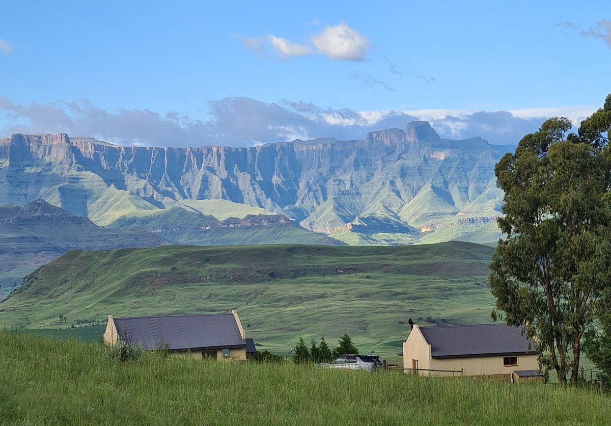 berghouse's tweet photo. Cottages with Drakensberg Mountain views, make a reservation this January '22, we offer halfboard.
#NorthernDrakensberg #Mountains #Cottages #Amphitheatermountain #holidaycottages #explore #trails #trailrunners #trailseekers #Royalnationalpark #Gorgewalk #Cascadeswalk https://t.co/7e3j2ogJCJ
