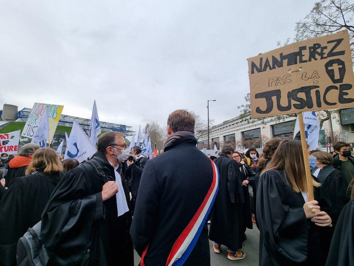 Ugobernalicis's tweet photo. Une mobilisation impressionnante des magistrats rejointe par les avocats et les greffiers pour dénoncer une justice déshumanisée qui maltraite et qui manque de moyens.

#JusticeMalade #15Decembre https://t.co/z4BXWhRxWP