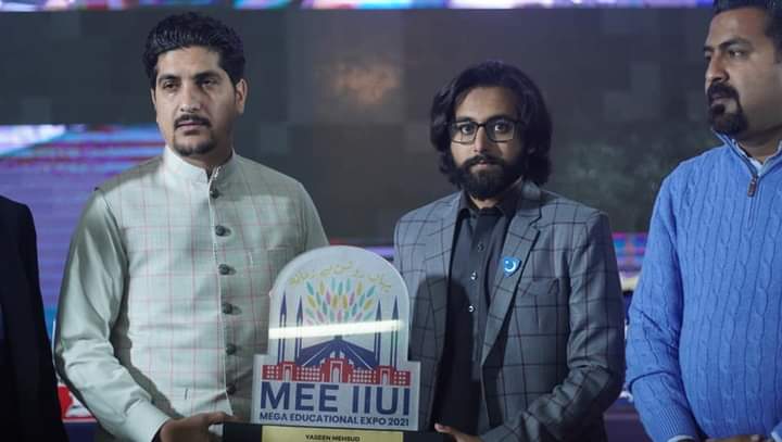 JamiatIIUI's tweet photo. 5th Session Of 1st Day
Inam Ghar

Nazim E Jamia Muhammad Usama Amir Presenting Bumper Prize Of Dubai Visit Visa.
Yaseen Mehsud (CEO J7) Presenting Gift Hampers From J7 To The Students.

#MEEIIUI #JamiatIIUI https://t.co/MVMbasZ1qG