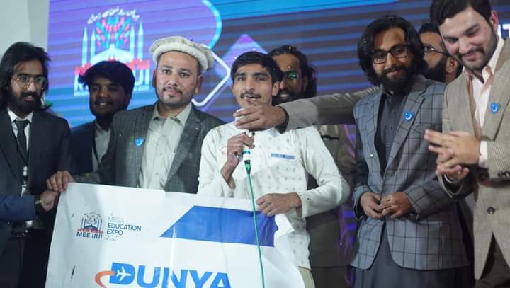JamiatIIUI's tweet photo. 5th Session Of 1st Day
Inam Ghar

Nazim E Jamia Muhammad Usama Amir Presenting Bumper Prize Of Dubai Visit Visa.
Yaseen Mehsud (CEO J7) Presenting Gift Hampers From J7 To The Students.

#MEEIIUI #JamiatIIUI https://t.co/MVMbasZ1qG