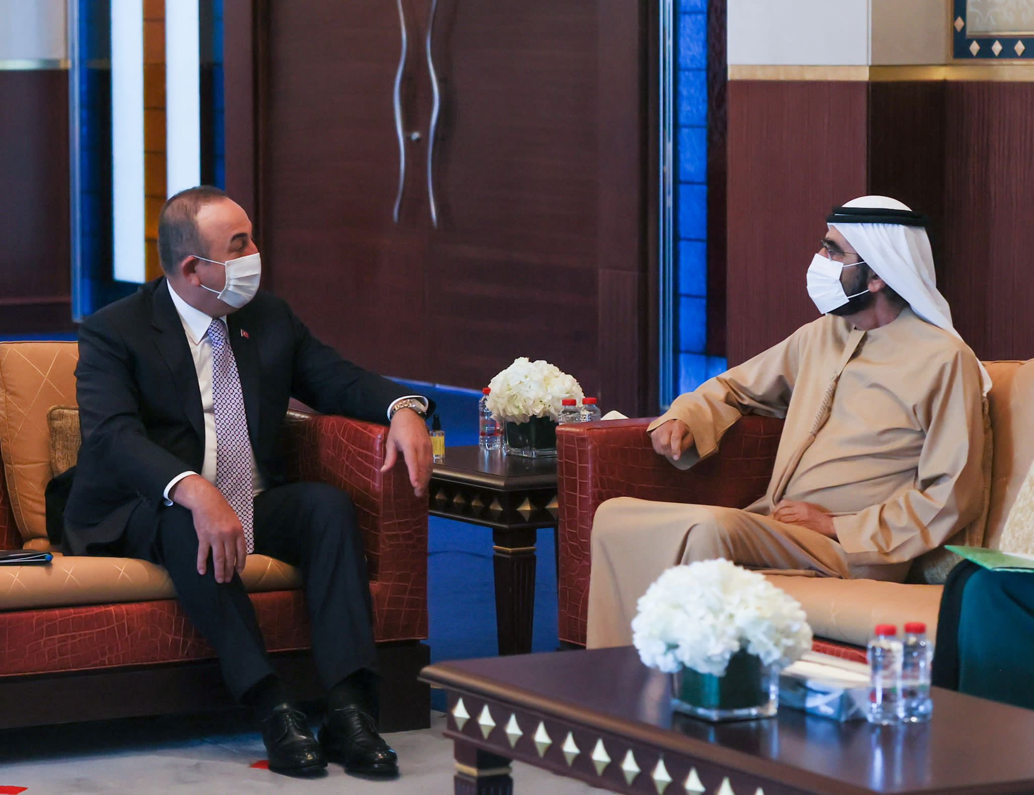 وزير الخارجية التركي مولود جاويش أوغلو ورئيس الوزراء الإماراتي الشيخ محمد بن راشد آل مكتوم