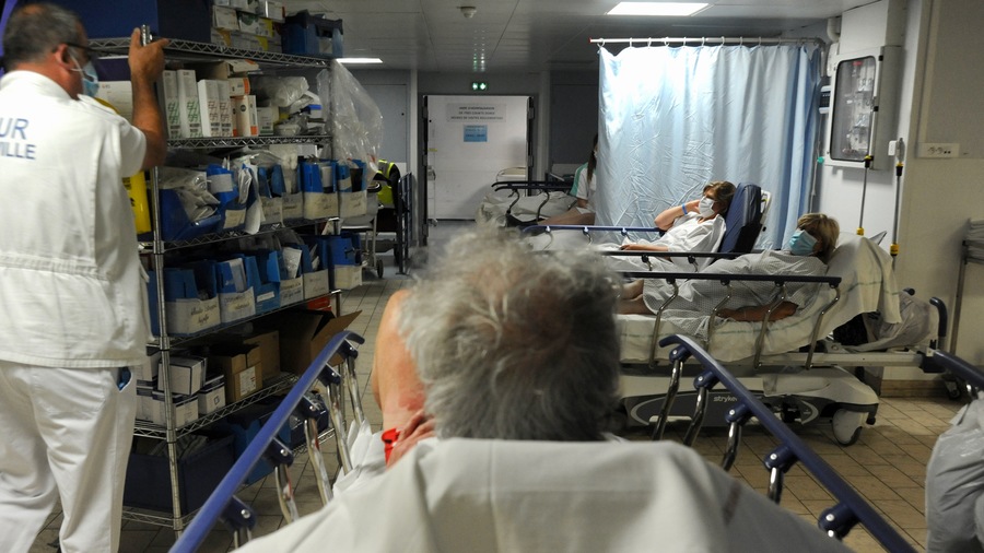 HOSPIMEDIA's tweet photo. #urgences En théorie un patient ne devrait pas rester plus de 24 heures en #UHCD. La réalité est tout autre puisque la moitié des malades dépassent ce seuil. Cette unité est devenue le "pansement du manque de lits d'aval" @SUdF_Officiel @SFMU_MS @thomaqu https://t.co/EbY3EvGqtK https://t.co/KjY8FA6RoD