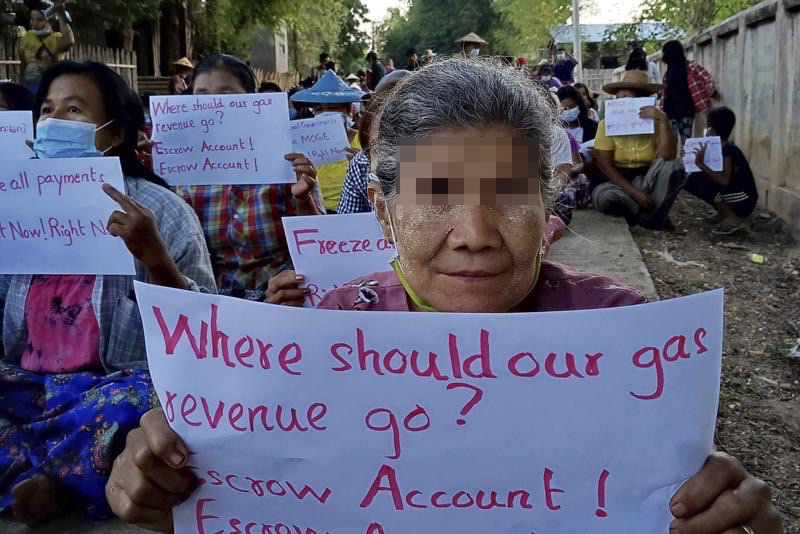 JusticeMyanmar's tweet photo. Total's @PPouyanne &amp; @Chevron cont. to argue that ending operations would endanger employees, but workers disagree. Workers, protesters &amp; ppl across #Myanmar cont. to speak out against oil &amp; gas biz that fund #Myanmar military's atrocity. Sanction MOGE! 👉🏽 https://t.co/MhlvKNQgty https://t.co/6KWj5wgw17