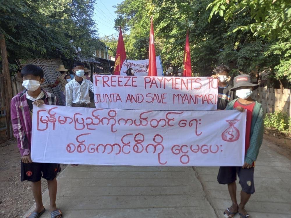 JusticeMyanmar's tweet photo. Total's @PPouyanne &amp; @Chevron cont. to argue that ending operations would endanger employees, but workers disagree. Workers, protesters &amp; ppl across #Myanmar cont. to speak out against oil &amp; gas biz that fund #Myanmar military's atrocity. Sanction MOGE! 👉🏽 https://t.co/MhlvKNQgty https://t.co/6KWj5wgw17