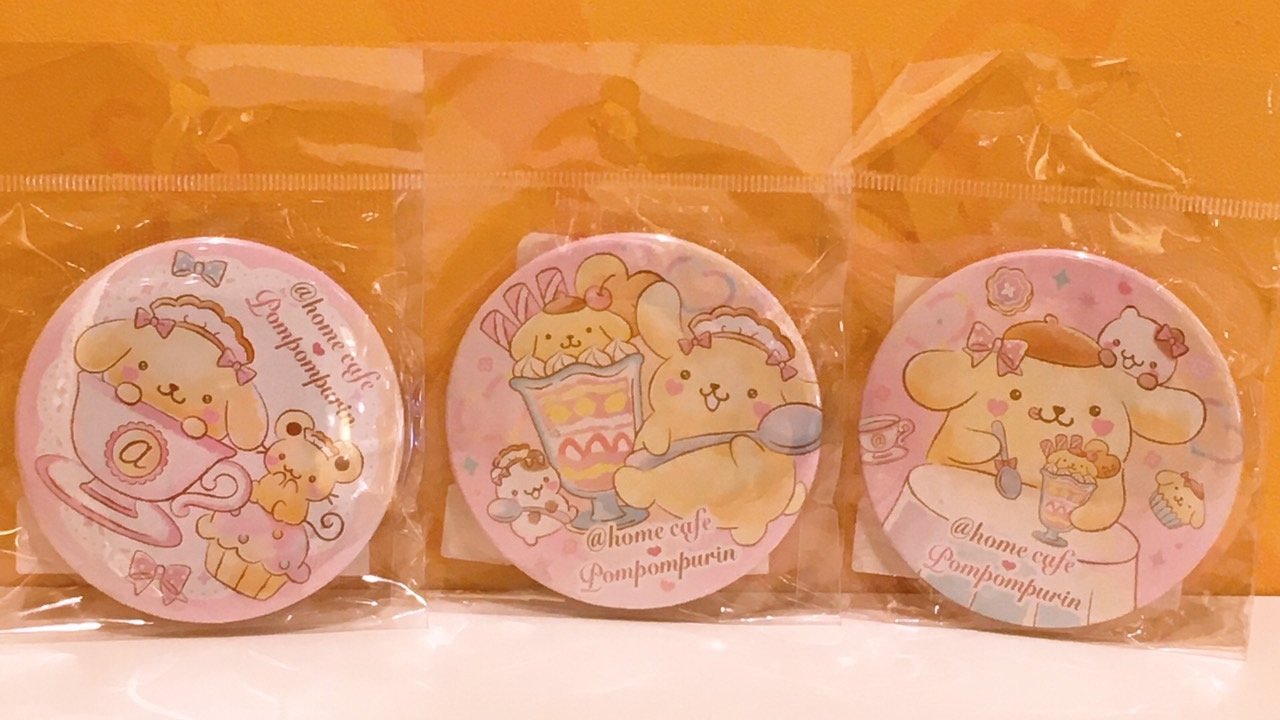 ポムポムプリン カフェ原宿 グッズ情報 19年ポムポムプリン あっとほぉーむカフェコラボの際に発売した 缶バッチ 5種 好評発売中 プリンくんがご主人様としておもてなしされている可愛い イラストや メイド服をまとったおともだちの可愛らしい