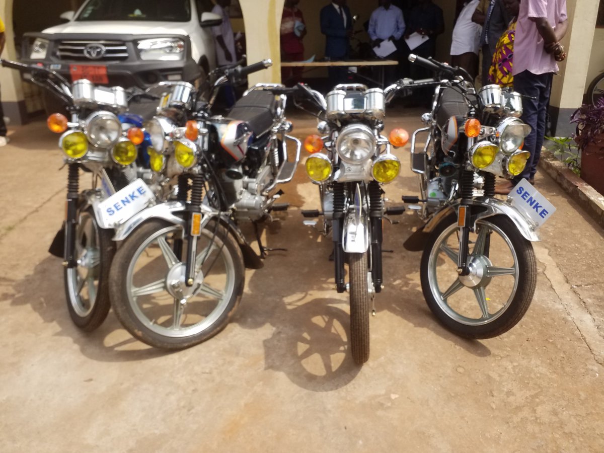 uepnddrrcaf's tweet photo. #UEPNDDRRenAction! 1 Toyota Hilux, 4 motocyclettes et 4 ordinateurs portables, c'est l'ensemble du don fait ce 15 déc 21 par @uepnddrrcaf au Ministère chargé du #DDRR et du suivi de #APPRRCA. Matériels acquis par le #PREC sur financement de @WorldBank. @GouvCF. #A4P. https://t.co/OJB5wvbbOo