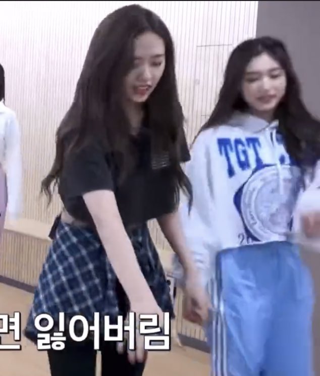 twicezyone's tweet photo. Just Yujin and Leeseo holding each other’s hands https://t.co/y0FwwNxw0J