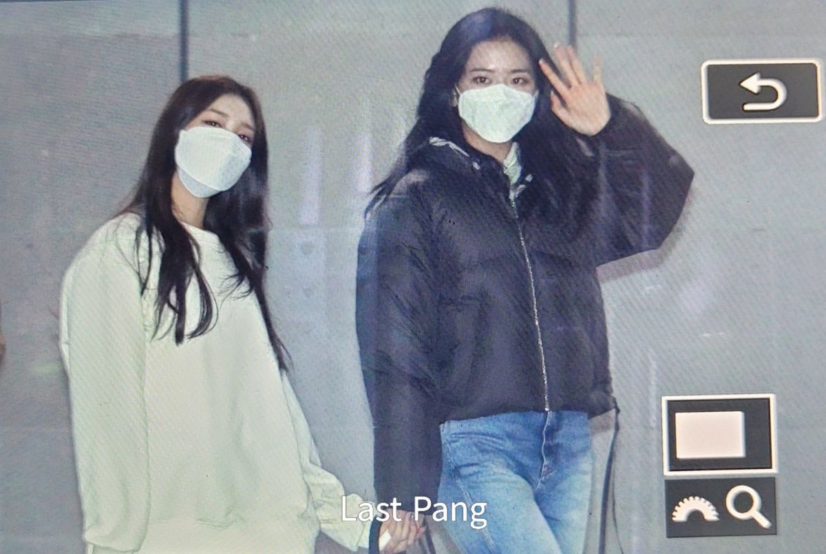 twicezyone's tweet photo. Just Yujin and Leeseo holding each other’s hands https://t.co/y0FwwNxw0J