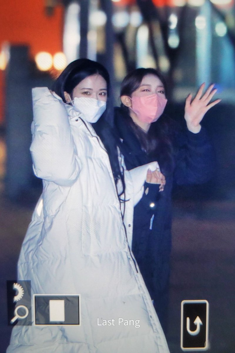 twicezyone's tweet photo. Just Yujin and Leeseo holding each other’s hands https://t.co/y0FwwNxw0J