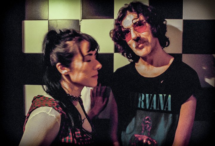 Mas fotos del libro de Samalea:
1: Charly y Mario Breuer, grabación de "La hija de la lágrima", La Diosa salvaje.
2: El Negro Carlos García López, Fabiana Cantilo, Fernando Samalea y Charly García en camarines.
3: Hilda Lizarazu
4: María Gabriela Epumer y Charly García