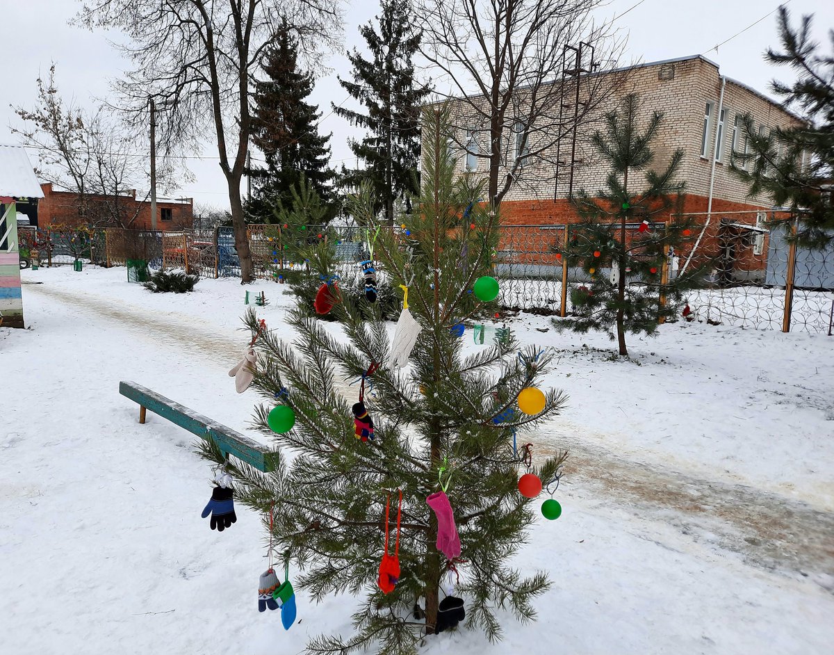 Дружно садик нарядили,
чтоб настроение поднять.
Мечтать о празднике и чуде
начнём опять.