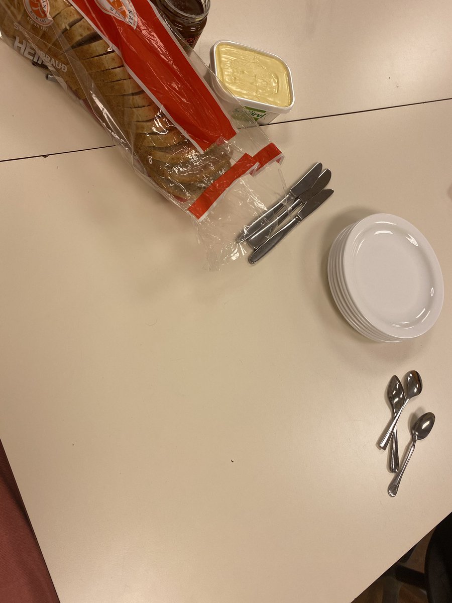 Hlakka til að láta nemendur forrita mig til að smyrja brauðsneið. Takk <a href="/IngviHrannar/">Ingvi Hrannar</a> fyrir geggjaða hugmynd. #menntaspjall <a href="/Giljaskoli/">Giljaskóli</a>