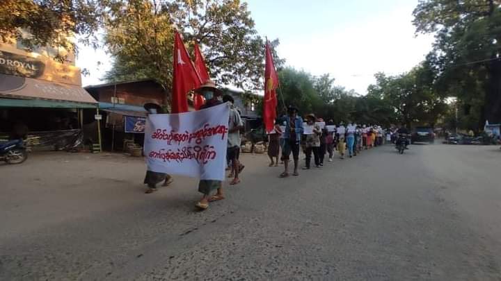 b3rry_y's tweet photo. Marching strike rallied to overthrow the Dictatorship in Salingyi, Latpadaung.

#TakeAction_NoMoreWords
#WhatsHappeningInMyanmar 
#Dec15Coup https://t.co/jW74BPIAYj