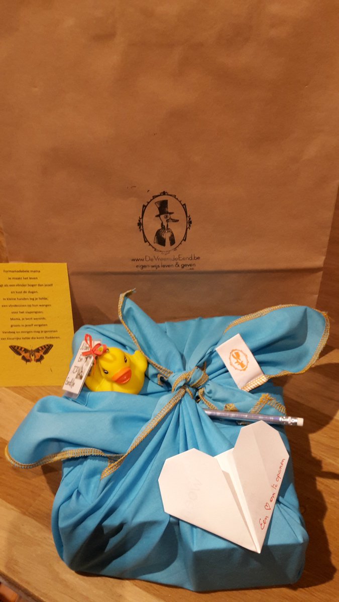 🎄🎅🎄
Bij ons zijn niet alleen de geschenken heel waardevol, maar ook de verpakking in Furoshiki. 
❓Heb je nog een stofje liggen van een vorig feest, Breng ze zeker binnen. 🙏
Zo sparen we met z'n allen papier uit. 🧡
#furoshiki #ecofriendly #origineelcadeau #secretsanta