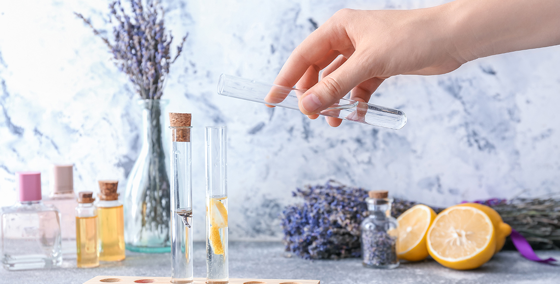 Depuis une vingtaine d’années, l’industrie du parfum recrute chaque année 3% de salariés supplémentaires. Pour faciliter les recrutements, Pôle emploi finance des Préparations Opérationnelles à l’Emploi. Exemple à Grasse pole-emploi.org/regions/proven… @PRODAROMFrance