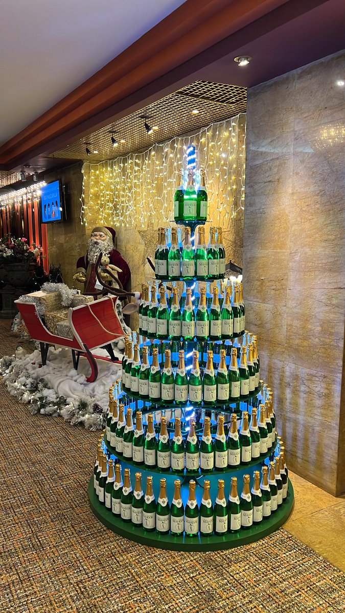 sidraMayador's tweet photo. Así de navideños lucen los Bingos de Oviedo, Gijón y Avilés con nuestra sidra espumosa Mayador!!🥂🍾
#sidramayador #sidraespumosa #celebraconmayador https://t.co/V1ilzWQ6dy
