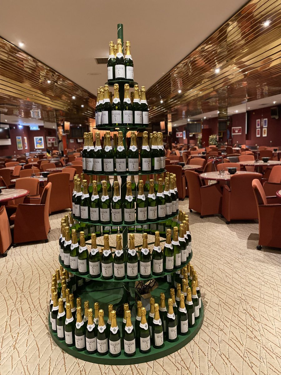 Así de navideños lucen los Bingos de Oviedo, Gijón y Avilés con nuestra sidra espumosa Mayador!!🥂🍾
#sidramayador #sidraespumosa #celebraconmayador