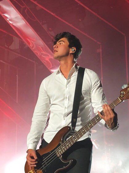 5secsofbadlands's tweet photo. i love calum hood https://t.co/bkkffpNW3l