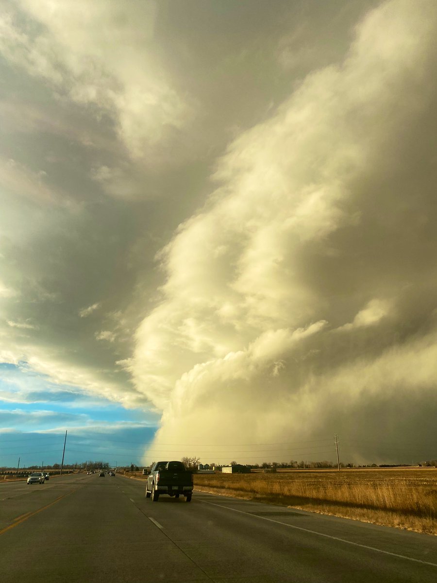 janeelisabethh's tweet photo. Pray for Colorado we are literally watching this storm of doom roll in right now https://t.co/4D0CnVG0hQ