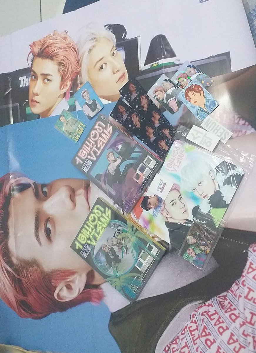 sehunwinx's tweet image. nem acredito que esse dia chegou 😭🗣 finalmente tô com o meu 1bv, ele é tão lindo e ainda veio cheio de mimos, obrigada @EXACTStore por toda atenção, paciência e pelos mimos