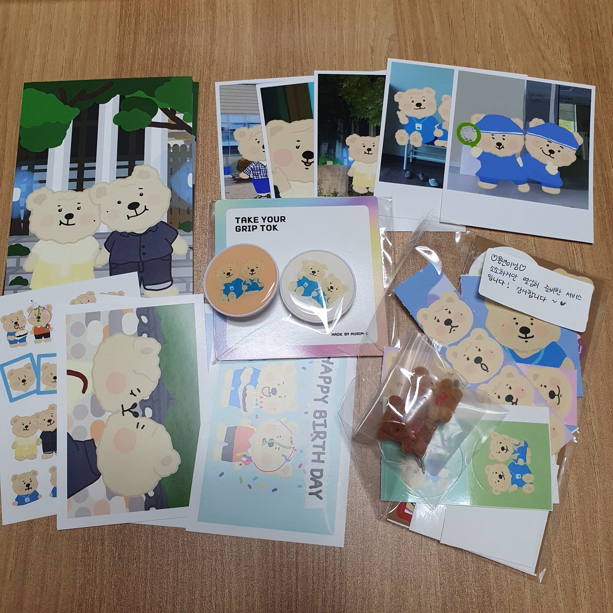 <a href="/gomgrimm/">곰그림</a> 굿즈 판매해주신거 왔어요!! 봉투부터 내용물까지 곰돌이 가득🧸서비스도 너무 많이 챙겨주셔서ㅠㅠㅠ잘 사용하겠습니다!!!