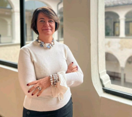 ScuolaSantAnna's tweet photo. #BrainDrain 
Gli sbagli dell’Italia sui cervelli in fuga: giovedì 16 dicembre, ore 18.00, a @leopoldapisa dibattito su politiche giovanili, da volume di Giulia Pastorella, “Exit Only”, con prefazione di @FedericoRampini. 
Tra relatrici Alessia Macchia (foto), #DG @ScuolaSantAnna https://t.co/M8TK0bzB9s