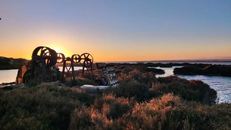 AlmeriaTrending's tweet photo. Paraje de Punta Entinas Sabinar 🧡 ¿Quién sabe para qué servía esa maquinaria? 🎡
👏 Gracias a @manucuzin por enviarnos la 📸
#almeriatrending #almeria #puntaentinas #roquetasdemar #elejido #almería #costadealmeria https://t.co/aFXdaiHmIX