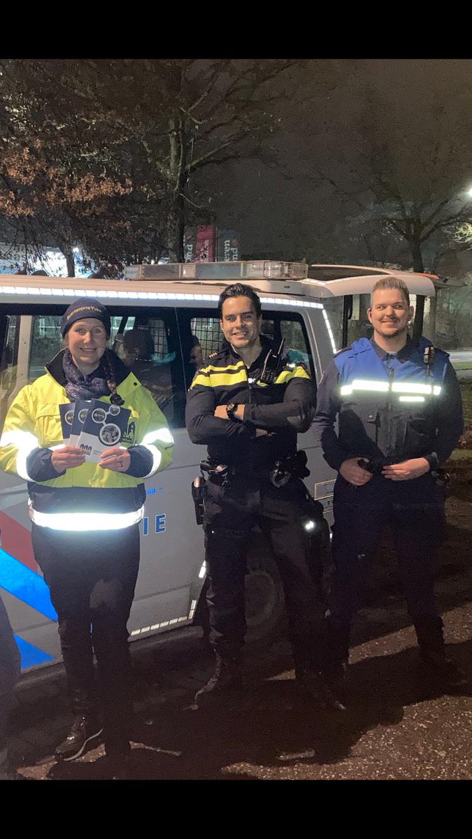 Vught's tweet photo. Politie, gemeente, handhaving en buurtpreventie hielden op dinsdagavond 14 december een bijzonder geslaagde controleactie in Vught Zuid. De actie was onderdeel van het Donkere Dagen Offensief, gericht op inbraakpreventie in Vughtse woningen.

https://t.co/fcIHXrlpV2 https://t.co/k4cpHteDw5