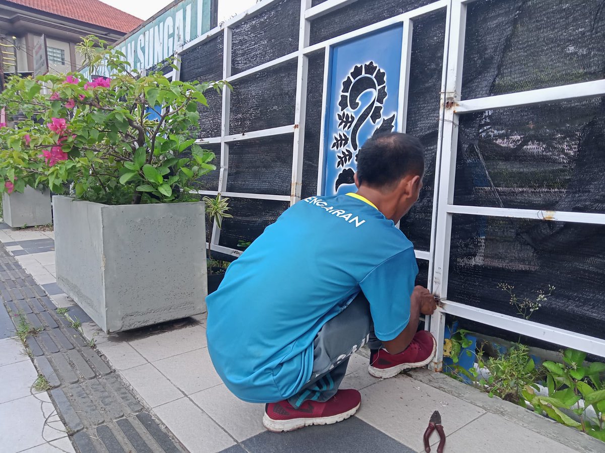 Korsda_Bwi's tweet photo. Perbaikan vertikal garden di Jembatan Agraria sudah terpasang rapi. Cc @PengairanBwi @p50_guntur https://t.co/fVubWW7GM1