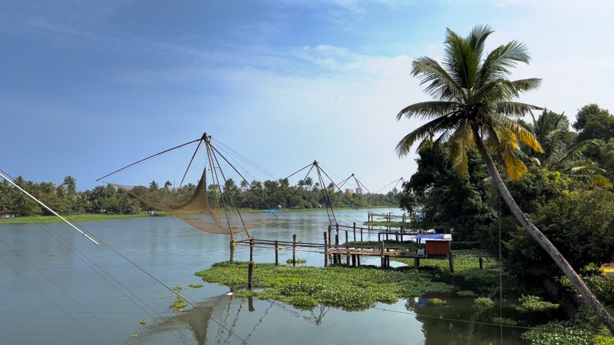 ThisIsDSP's tweet photo. Touch down #Kochi
For
#PushpaKeralamPressMeet

Here r a few pics I clicked after landing..on d way to d HOTEL 

BEAUTIFUL KERALA 😍

&amp; also our Lovely Lalettan @Mohanlal sir looked like He was givin a Loving Warm Welcome❤️😍🙏🏻

@alluarjun @iamRashmika @aryasukku @MythriOfficial https://t.co/V8DEuBtmS3