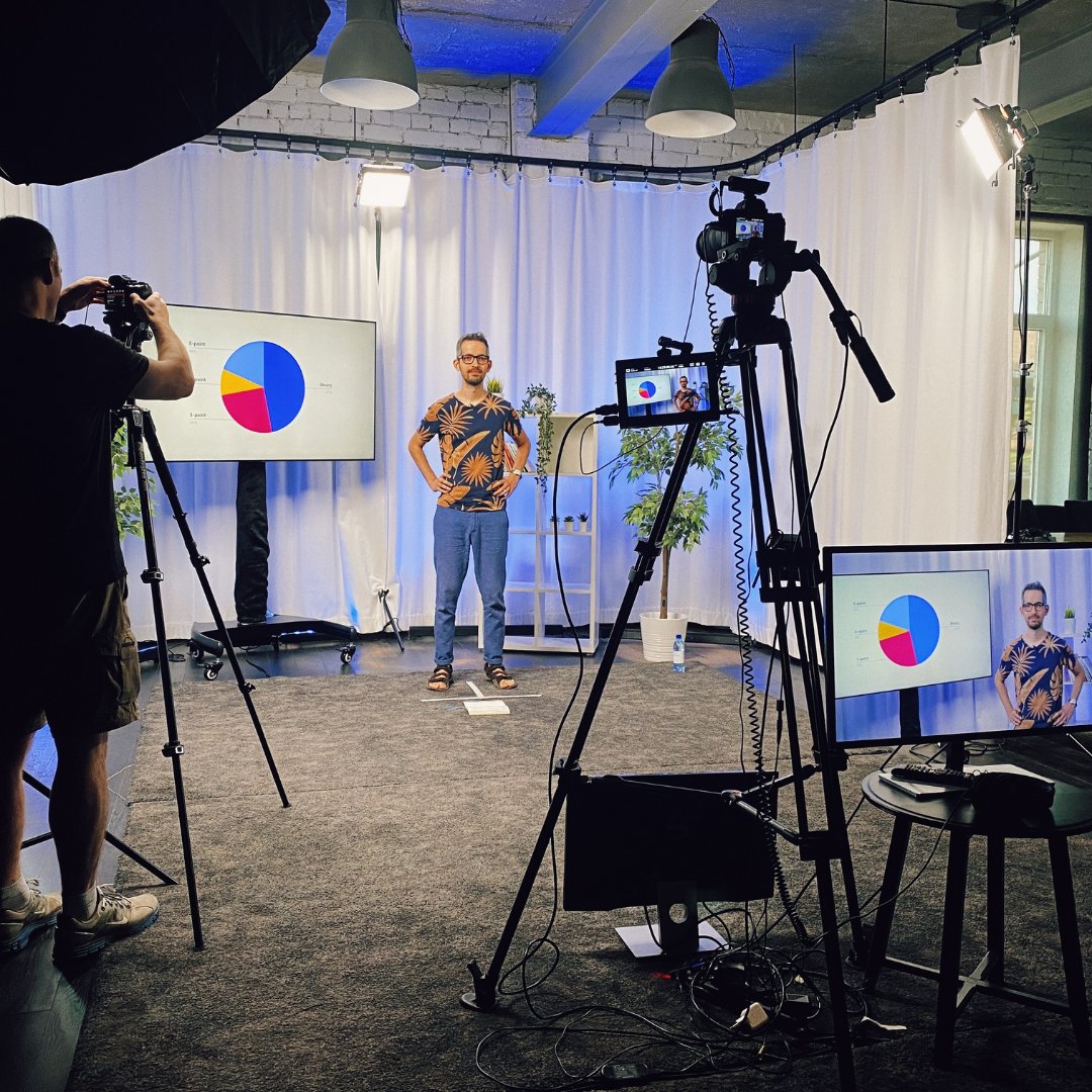 klausapp's tweet image. Klaus’ executive purr-ducers checking out props for our new Top Secret Project. Whiskers, camera, action! 🎬

#klauscourses #customerservice #supportquality #custserv #customersupport