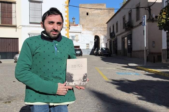 Manuel Jesús García Amador es el autor de 'Marchena, Ayer y Hoy', que sale hoy a la venta mostrando amplios ámbitos de nuestra historia. Disponible en la oficina de turismo de Marchena, 80 librerías a nivel nacional y en plataformas digitales como Amazon, Agapea, entre otros.