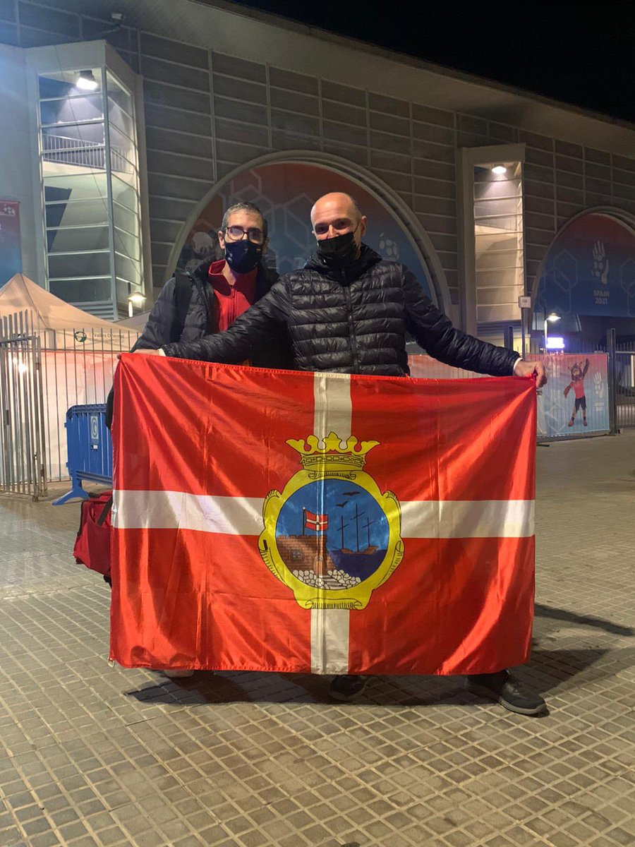 infernosangrina's tweet photo. Pues si, es la de @AGuarda_es 
Puesta ahí por un guardés que reside por esos lares. Siempre q acude a eventos deportivos (asiduamente) lleva delante nuestra bandera. Grande Míguel Vidal. 👏👏 https://t.co/sg37Yk92KP