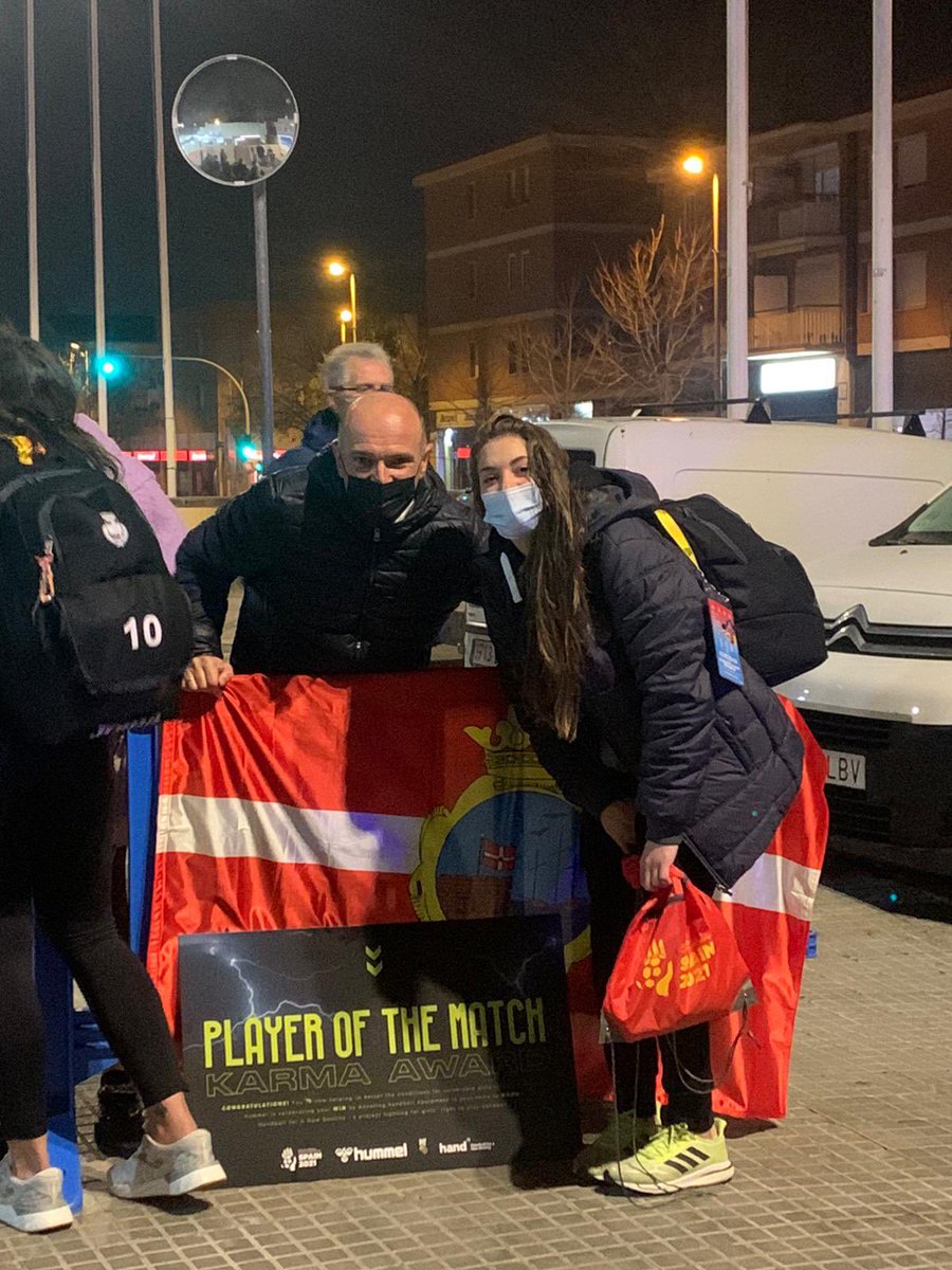 infernosangrina's tweet photo. Pues si, es la de @AGuarda_es 
Puesta ahí por un guardés que reside por esos lares. Siempre q acude a eventos deportivos (asiduamente) lleva delante nuestra bandera. Grande Míguel Vidal. 👏👏 https://t.co/sg37Yk92KP