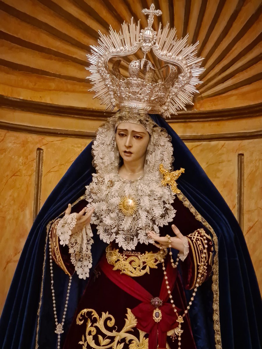 #Vestimenta • María Santísima del Mayor Dolor ya luce en su capilla, ataviada para el tiempo de Adviento y Navidad.