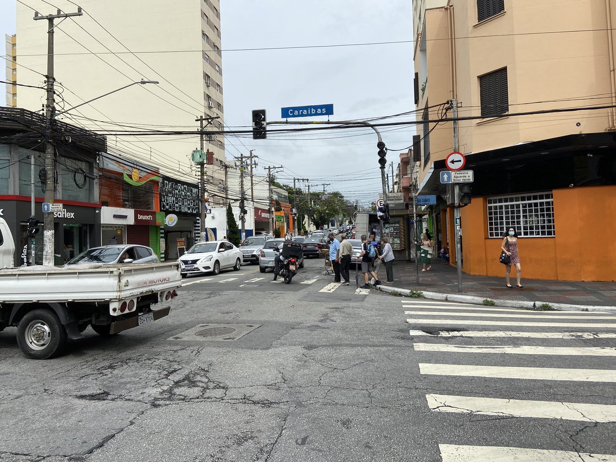 marcoseric's tweet photo. @Cetsp_ #choveuapagou @RBandeirantes @radiobandnewsfm semaforo n.1512 av prof.AlfonsoBoveroXCaraibas apagado. Isto tem sido frequente mesmo em dias que não chove. Grande movimento de pedestres e escola de grande porte na região . https://t.co/1XYZCqBqNL